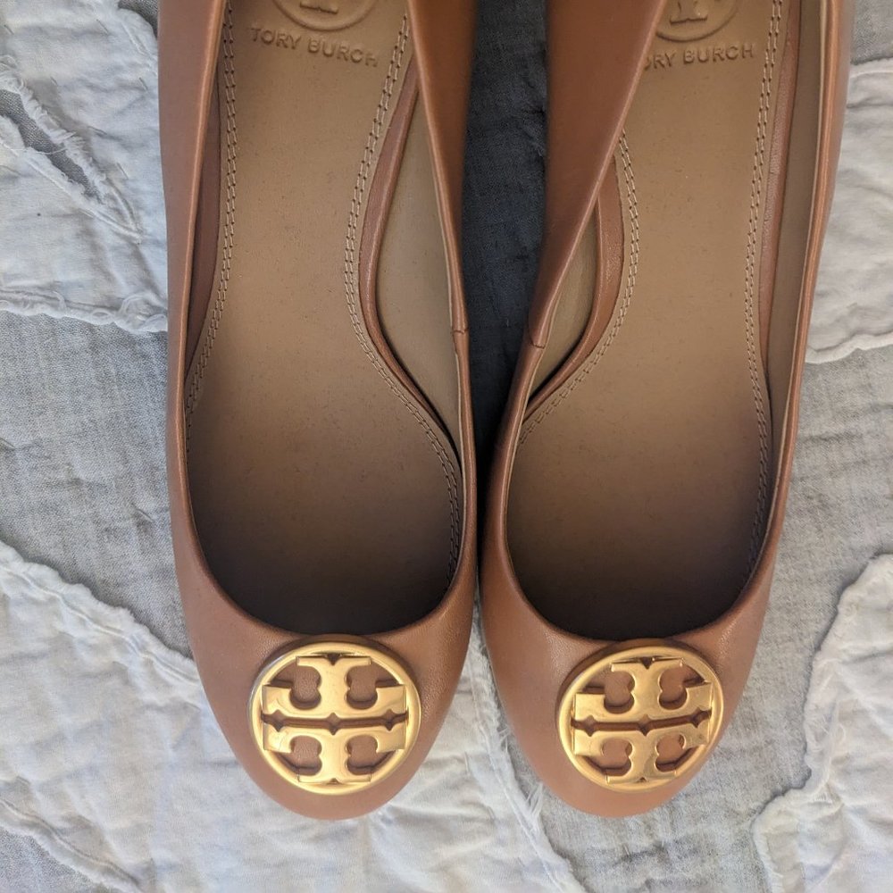 NWOT Tory Burch Chelsea Wedge Pumps, Tan, Size 8